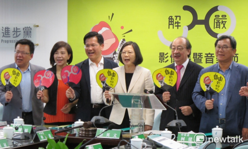 台灣解除戒嚴即將滿30週年，民進黨也在台中市舉辦《解嚴30影像展暨音樂節》。   圖：林朝億/攝