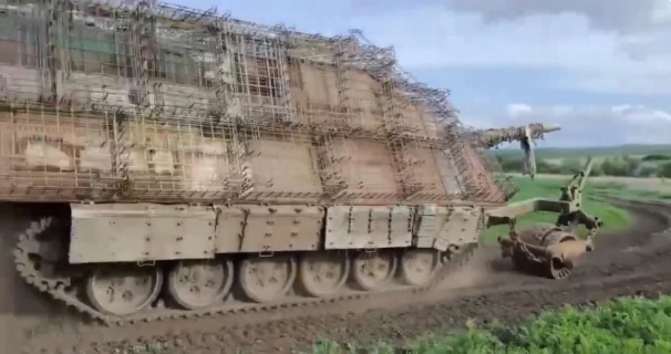 俄軍被無人機打怕了，大幅強化坦克的防禦能力防止烏克蘭無人機的攻擊，變成「海龜坦克」。   圖：翻攝自 零度 Military 