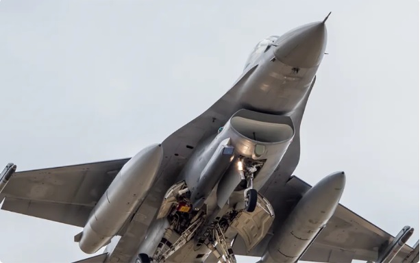部分北約國家承諾提供給烏克蘭的 F-16 戰鬥機，預計最快 7 月就會抵達，有望大幅提升烏克蘭的軍事實力與防禦能力。   圖：翻攝自 3 號 talk 