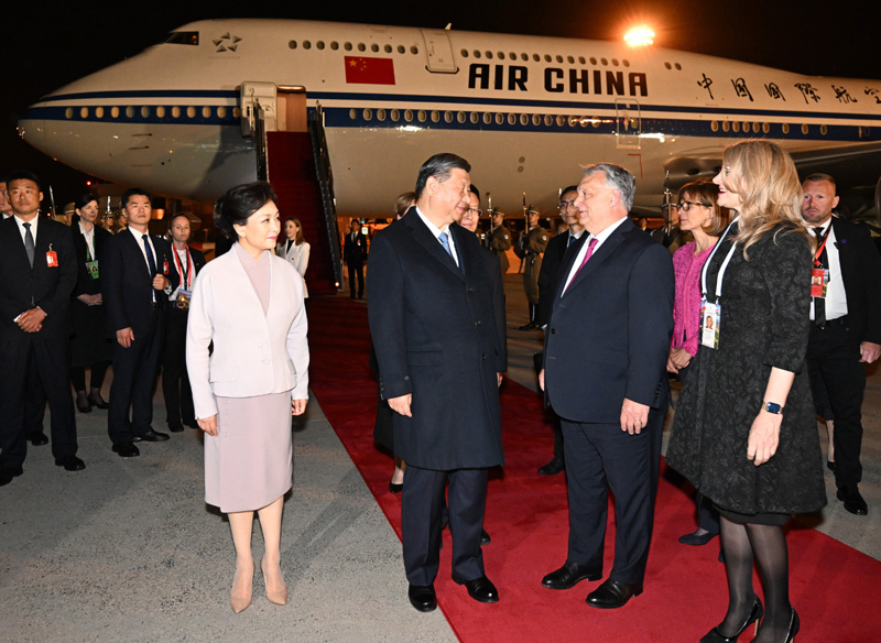 匈牙利總理奧班（前排右二）親自接機習近平（前排左二）。   圖：翻攝自中國政府網