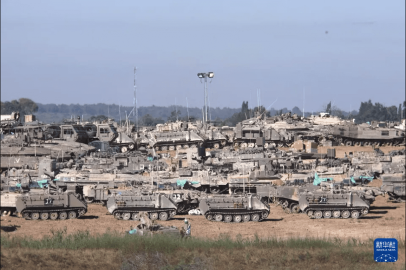 以軍裝甲車在以色列南部凱雷姆沙洛姆口岸附近部署。   圖：翻攝自新華網
