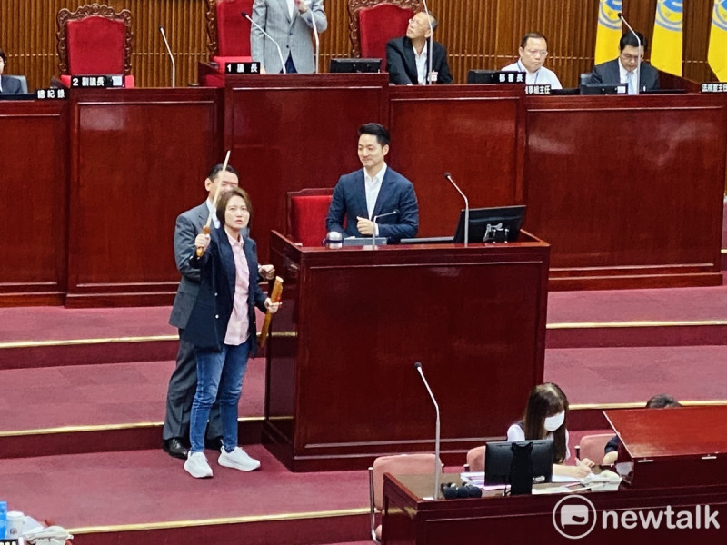民進黨議員林延鳳贈送桃花劍給台北市長蔣萬安。   圖：周煊惠 / 攝
