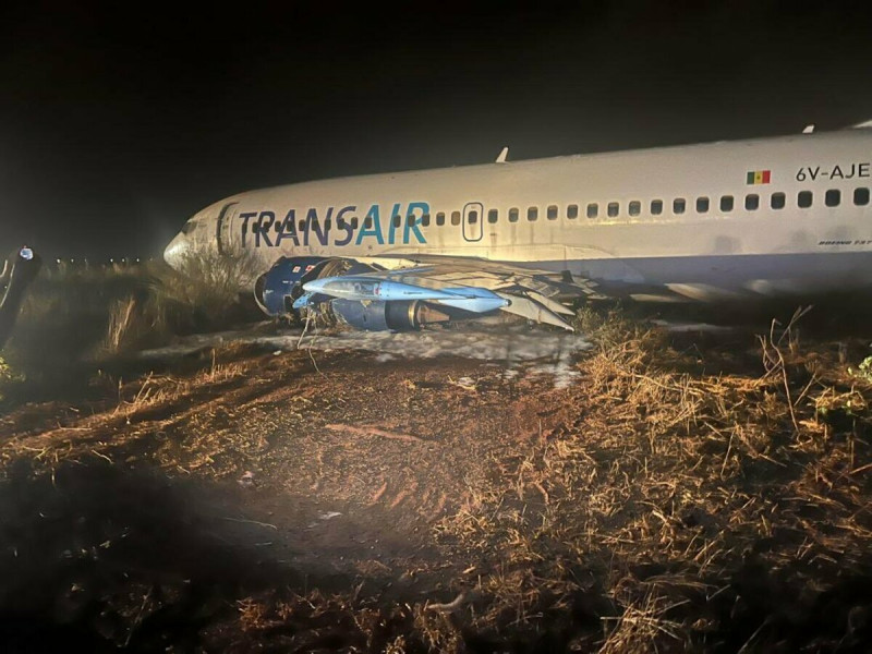 一架波音737-300在塞內加爾起飛前意外滑出跑道，被迫停在草叢當中，造成至少10人受傷   圖：翻攝  Mario Nawfal X（前推特）