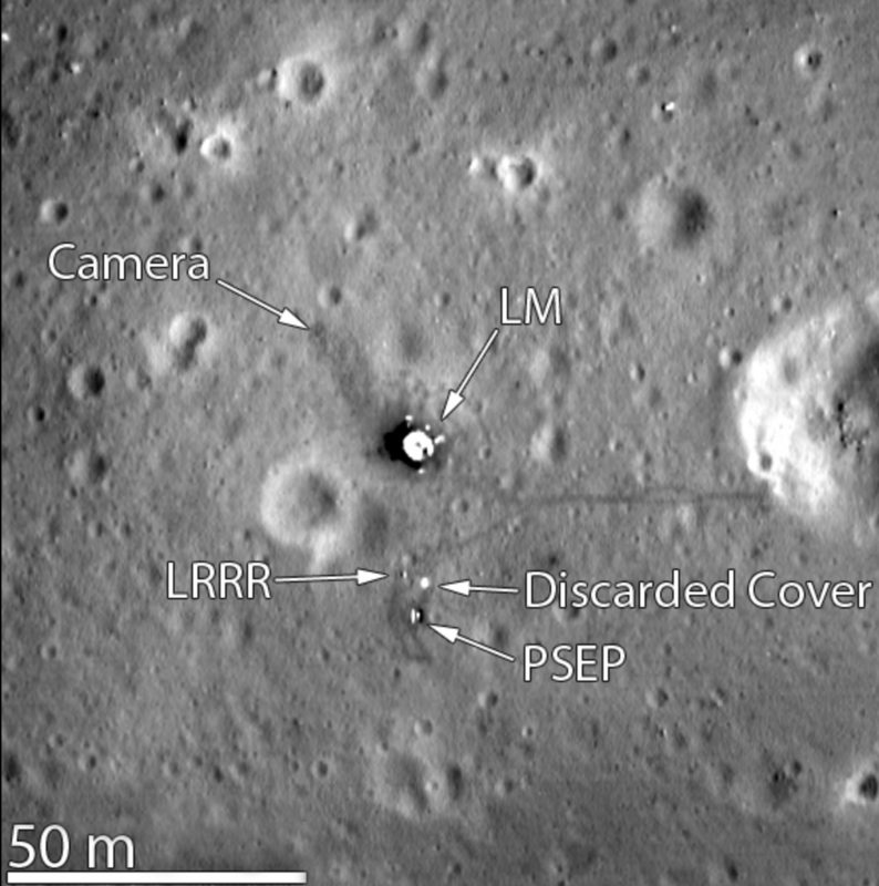 2012 年 3 月發布月球勘測軌道器拍攝的「靜海基地」，可清楚地看到阿波羅 11 號登月艙下降段、雷射測距逆向反射器以及早期阿波羅科學實驗包。   圖：翻攝自 維基百科（源自 NASA）