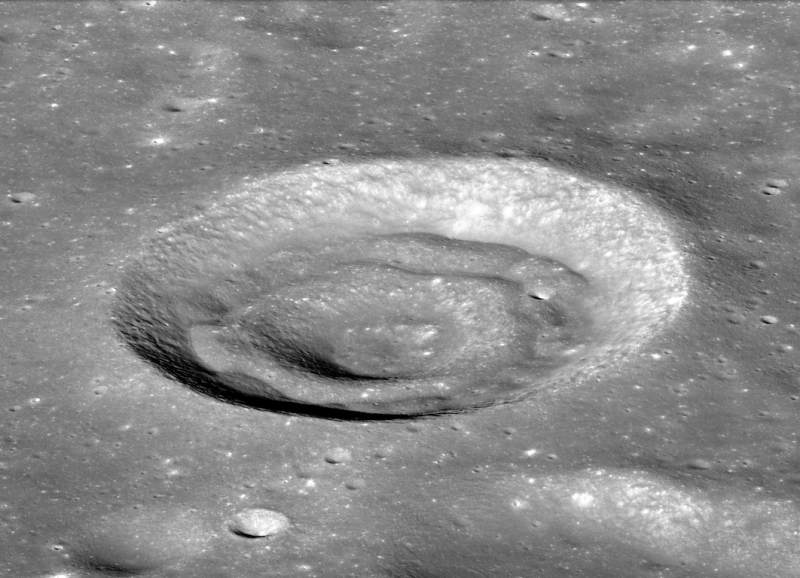位於月球南半部，阿波羅環形山坑底北部的同心隕石坑，也是中國網友口中的「阿波羅盆地」。   圖：翻攝自 維基百科（源自 NASA）