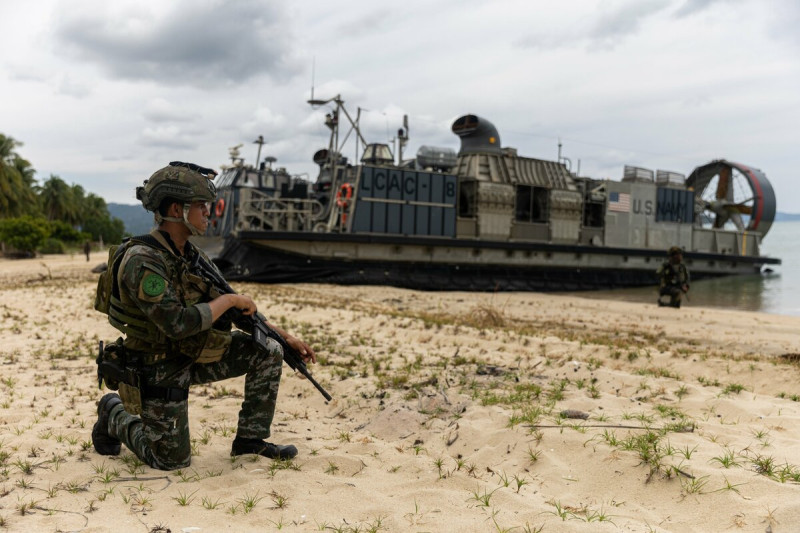 美菲年度「肩並肩」(Balikatan)聯合軍演島嶼保衛作戰演習，氣墊船搶灘。   圖：翻攝「X」@INDOPACOM