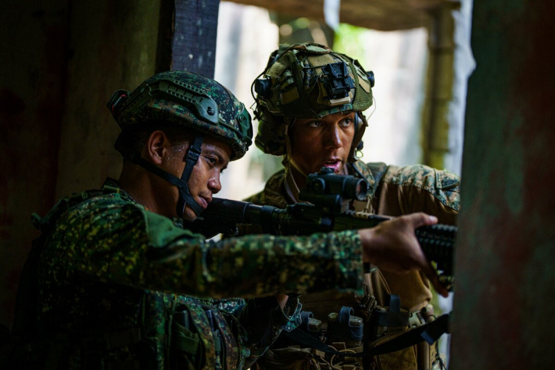 美菲年度「肩並肩」(Balikatan)聯合軍演島嶼保衛作戰演習，快速滲透作戰。   圖：翻攝「X」@INDOPACOM