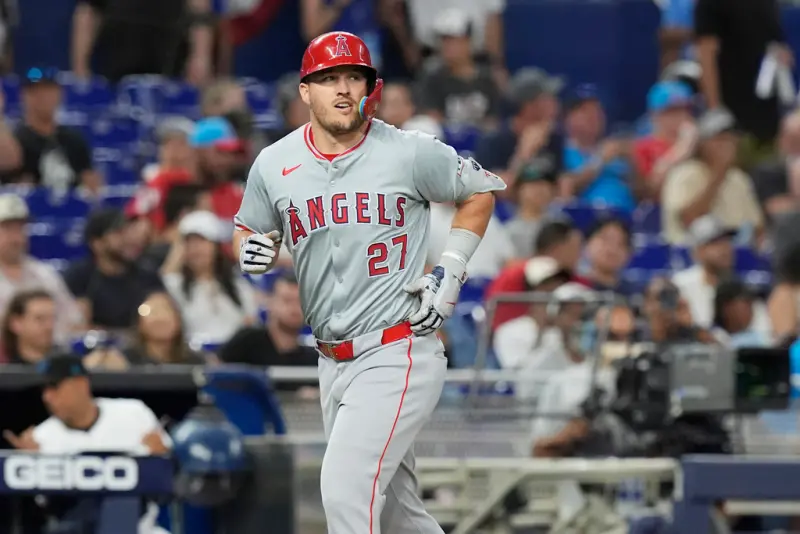 ▲天使隊當家球星「神鱒」Mike Trout，上周接受左膝半月板撕裂手術，預計將要缺席數周時間。（圖／美聯社／達志影像）   