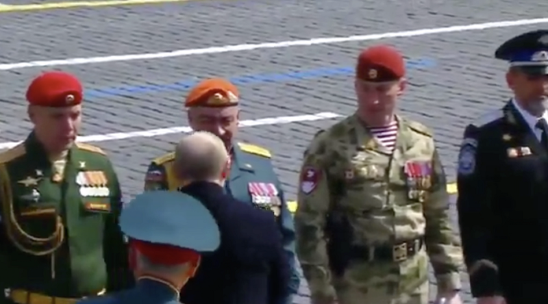 紅場閱兵儀式中，兩名軍官沒有向總統普丁敬禮。   圖：翻攝自 Ｘ（前推特）