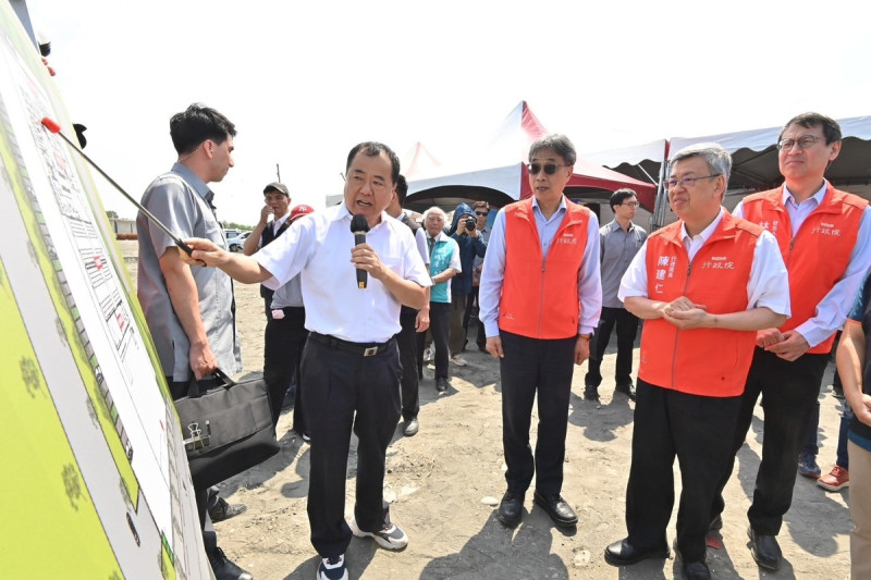 陳建仁視察興達漁港水產加工及冷鏈物流中心興建工程。   圖：行政院/提供