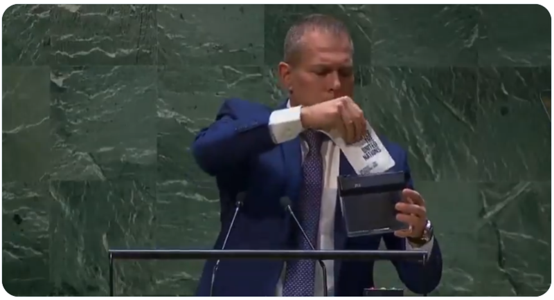 聯合國大會以壓倒性多數表決同意讓巴勒斯坦人在聯合國享有更多權利，以色列駐聯合國大使爾登憤而在台上用碎紙機絞碎聯合國憲章。   圖：翻攝「X」@FonsiLoaiza