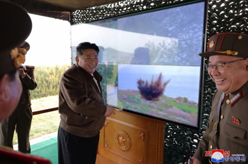 北韓試射240毫米口徑「可控火箭炮彈」，宣稱全部精準命中目標。   圖：翻攝朝中社