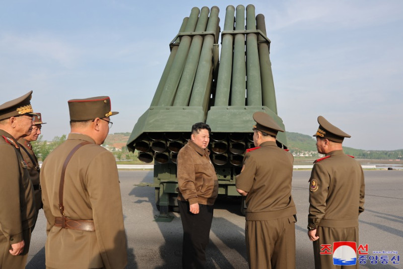 北韓領導人金正恩視察多家軍工企業生產的240毫米口徑「可控火箭炮彈」試射。   圖：翻攝朝中社