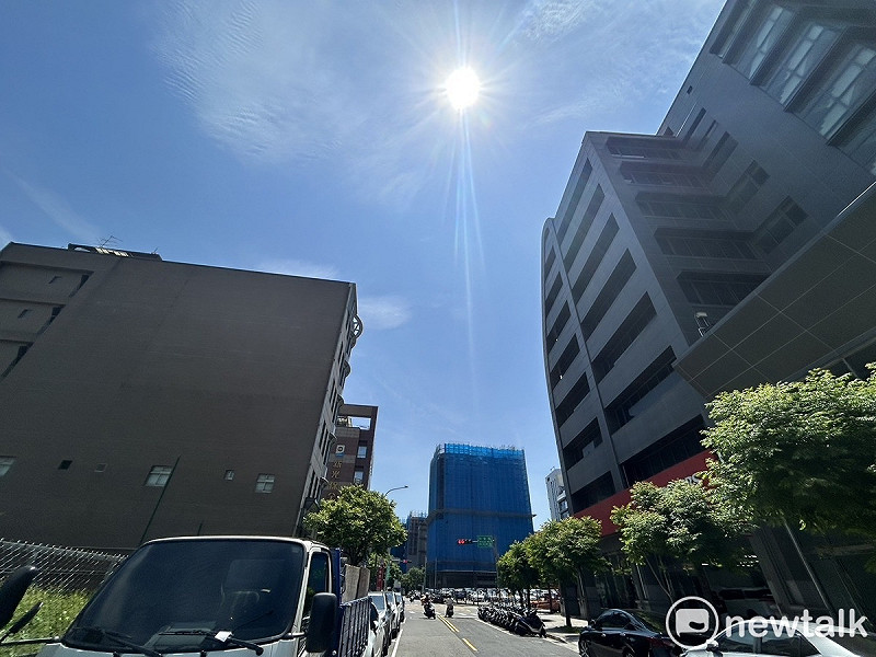中央氣象署今（16）日發布高溫資訊，新北、桃園及彰化恐達36度，全台7縣市須嚴防酷暑。   圖：林岑韋／攝