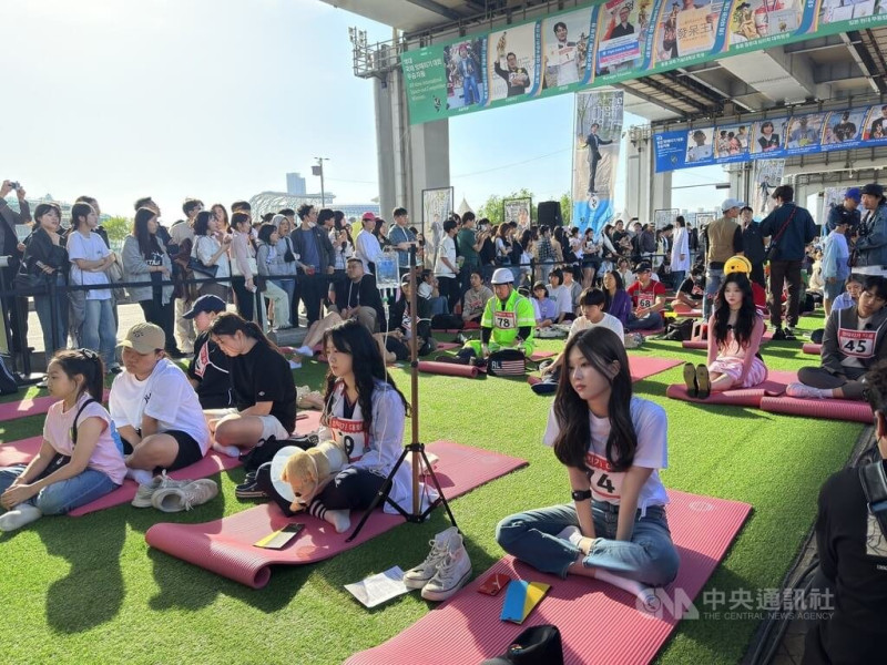 發呆大賽12日下午在韓國首爾盤浦漢江公園潛水橋邊舉行，吸引大批人潮圍觀。   圖：中央社提供