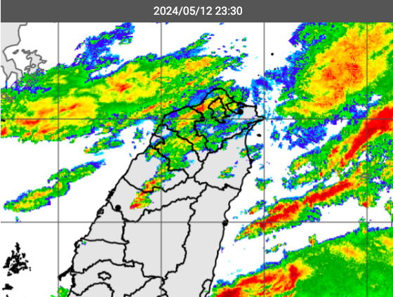 今晚新竹以北地區大雨不斷，甚至下起雷雨，造成新北市板橋、土城，以及桃園大園、中壢、新竹香山等區停電。   圖：翻攝自中央氣象署