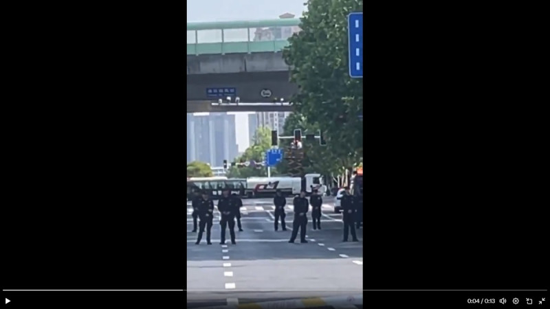  南通市發生嚴重車禍事故後，當地政府派遣大批特警前往現場維安。 圖：擷取自 @whyyoutouzhele X 分享影片 