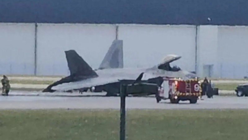 1 架參與演習的 F-22 戰鬥機疑似右側主起落架坍塌，整架飛機以一種向右傾斜的姿勢「跪倒」在地面上。