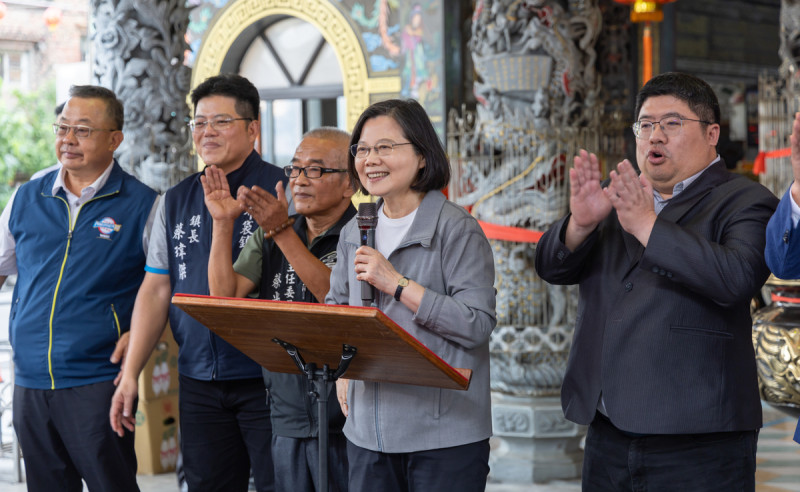 蔡英文赴布袋嘉應廟參香祈福。   圖：總統府提供