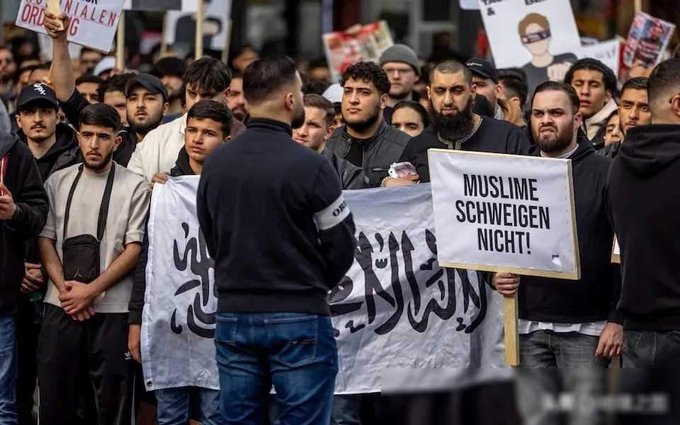 大量德國穆斯林上街遊行，希望能在德國建立哈里發國，以哈里發法律取代德國法律。   圖：翻攝自 @United_Of_China X 帳號