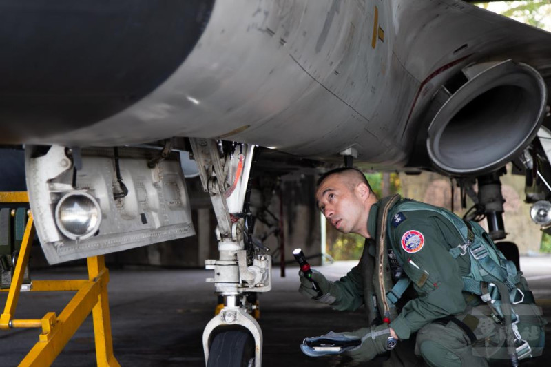  IDF經國號戰機飛行員進行飛行前檢查。 圖：軍聞社提供 