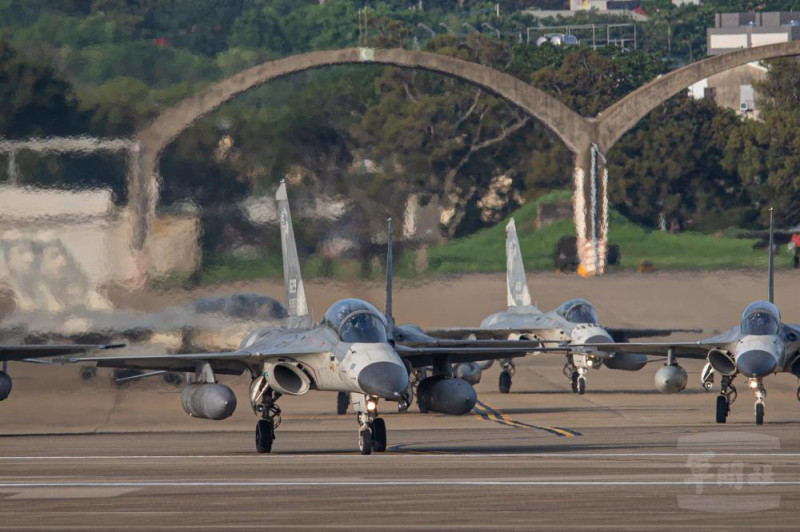  IDF經國號戰機準備進入跑道頭待命起飛。 圖：軍聞社提供 