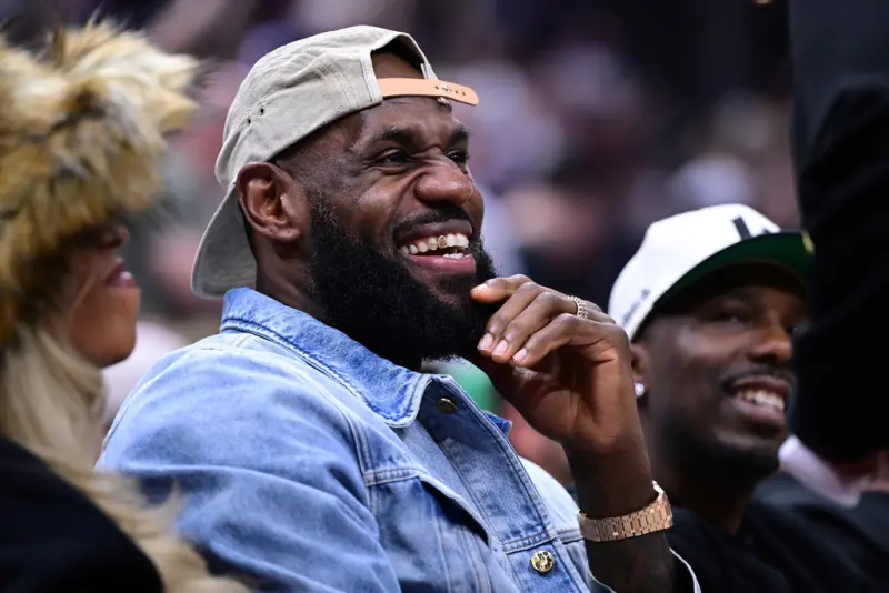 ▲前騎士球星、如今效力於洛杉磯湖人的球員「詹皇」LeBron James回到騎士主場看球，讓人起疑。（圖／美聯社／達志影像）   