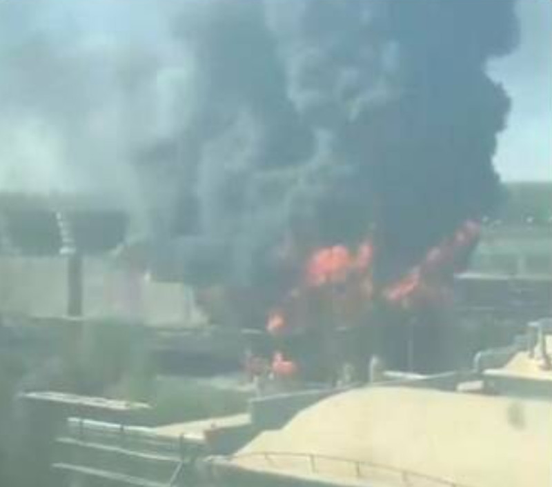離莫斯科東方600公里的俄國新博克薩爾斯克化工廠突然爆炸起火。   圖 : 翻攝自X / Inty