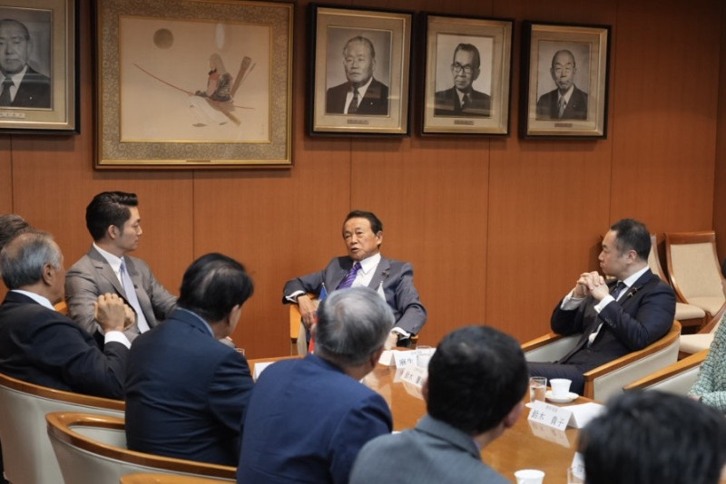 台北市長蔣萬安拜會日本前首相麻生太郎。   圖：台北市政府 / 提供