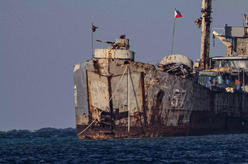 中國官媒《環球時報》宣稱取得中國海警拍攝「坐灘」仁愛礁長達25年的菲律賓「馬德雷山號」登陸艦近照。   圖：翻攝陸網/環球網