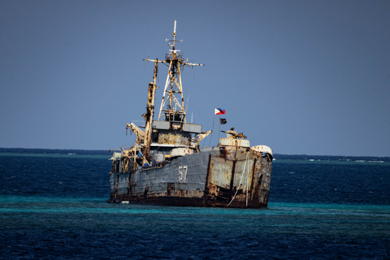 中國海警拍攝「坐灘」仁愛礁的「馬德雷山號」登陸艦，艦體底部出現破損漏洞，艦體塗漆大量脫落。   圖：翻攝陸網/環球網