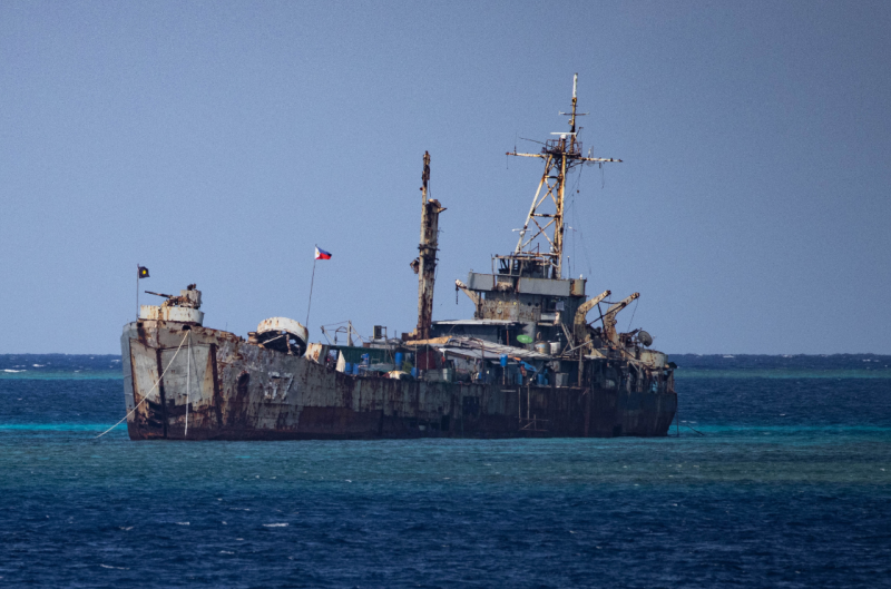 中國官媒《環球時報》宣稱取得中國海警拍攝「坐灘」仁愛礁長達25年的菲律賓「馬德雷山號」登陸艦近照。找來海洋專家分析，稱該船艦艦體以及艙內設施腐蝕極為嚴重，對周圍的海洋生態造成不可逆的持續性傷害。   圖：翻攝陸網/環球網