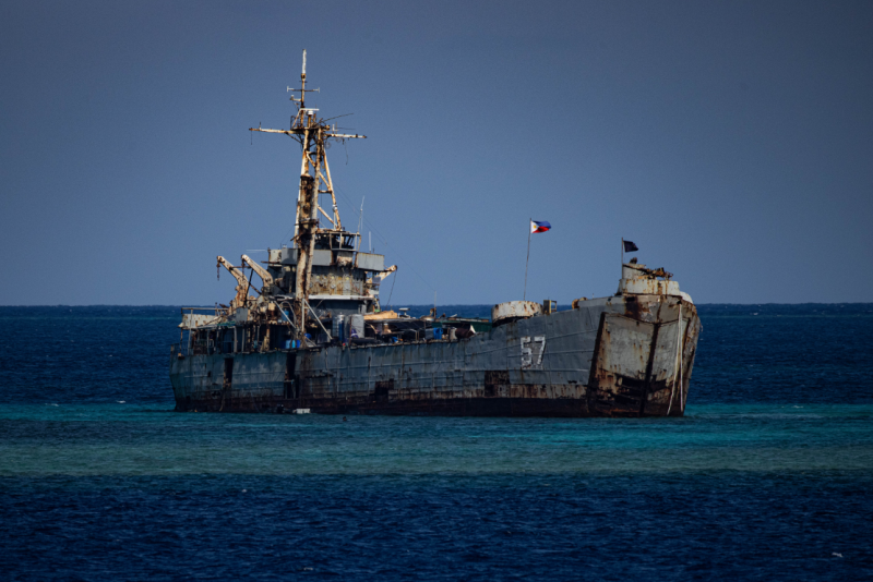 中國官媒《環球時報》宣稱取得中國海警拍攝「坐灘」仁愛礁長達25年的菲律賓「馬德雷山號」登陸艦近照。找來海洋專家分析，稱該船艦艦體以及艙內設施腐蝕極為嚴重，對周圍的海洋生態造成不可逆的持續性傷害。   圖：翻攝陸網/環球網