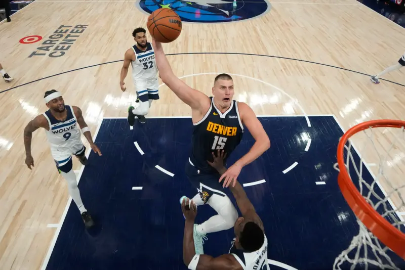 ▲NBA丹佛金塊當家球星Nikola Jokic昨(15)日比賽，全場攻下40分7籃板13助攻，且沒有發生任何失誤，完全主宰比賽，也讓主帥對於他的表現讚不絕口。（圖／美聯社／達志影像）   