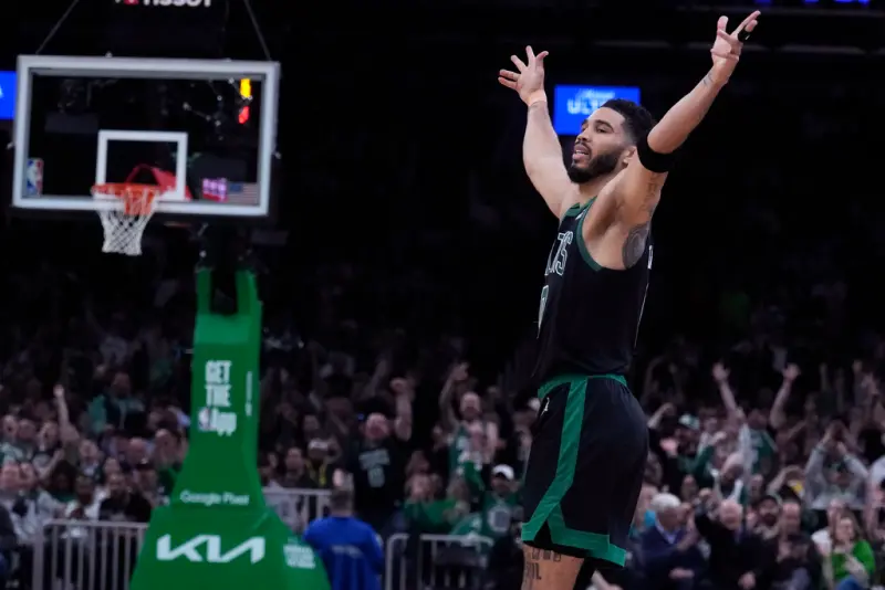 ▲NBA波士頓塞爾提克頭號球星Jayson Tatum，本場比賽攻下25分10籃板9助攻的「準大三元」成績，率領綠衫軍連續3年闖進東區冠軍賽。賽後談到本季目標， Tatum表示就是奪下總冠軍。（圖／美聯社／達志影像）   