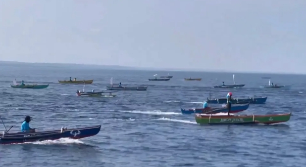  多個菲國民間團體組成「這是我們的」（Atin Ito）聯盟，今 ( 17 日 ) 由 5 艘民用船舶率領 100 艘小型漁船，約 200 名志願者和 100 名漁民前往南海黃岩島。 圖 : 翻攝自海峽新幹線 