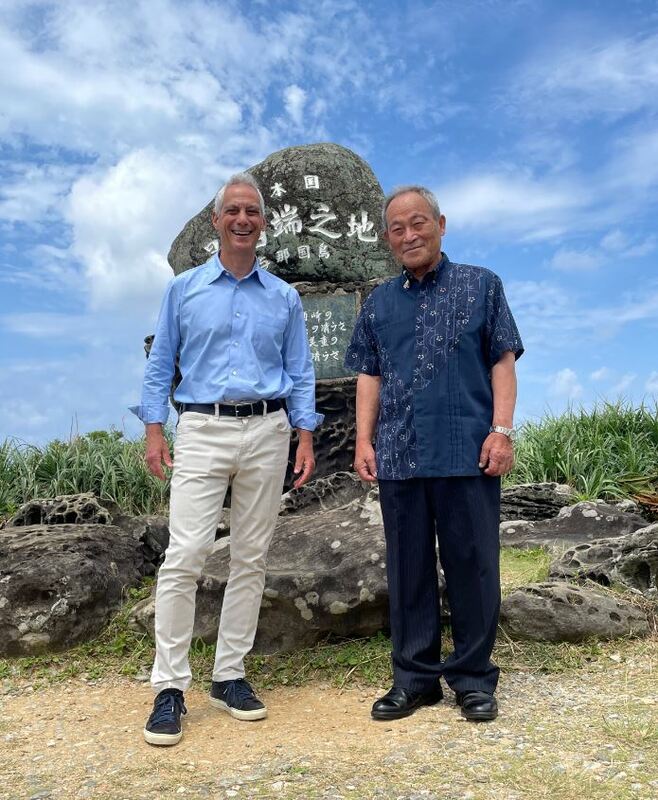 美國駐日大使易曼紐(左)，17日搭乘美國海軍陸戰隊運輸機訪問沖繩與那國島，在日本「最西端之地」石碑前和與那國町町長糸數健一(右)合影。   圖：翻攝「X」@USAmbJapan