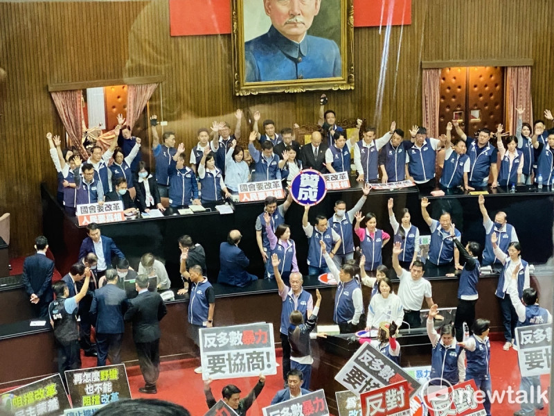 民眾黨團提案要求延長會議至討論事項第4案審議完畢才休息，藍白立委舉手，在人數優勢下通過。   圖：周煊惠/攝