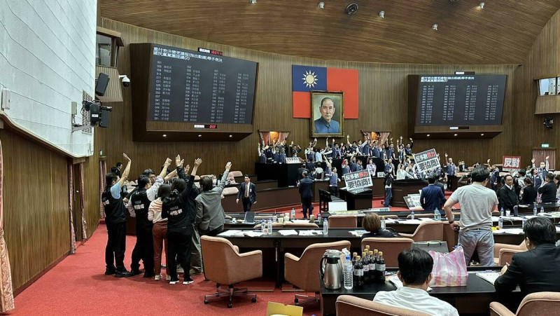 民進黨立委王定宇開酸民眾黨龜縮在角落附和國民黨。   圖：翻攝自王定宇臉書