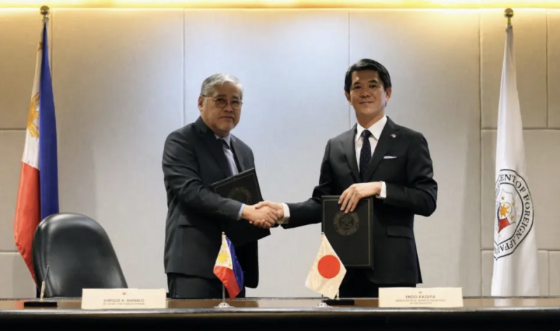 菲律賓外交部長馬納羅和日本駐菲律賓大使遠藤和也簽署文件。   翻攝自 菲律賓 外交部