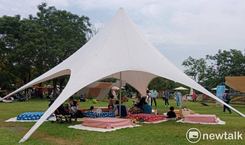 特殊造型帳篷野餐區讓民眾享受客家經典佳餚。   圖：孫家銘/攝