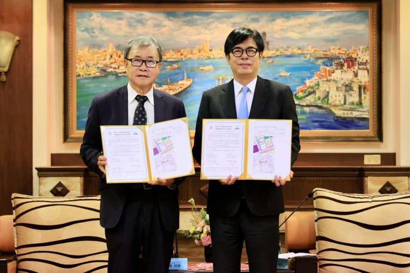 陳其邁(右)與鄭英耀(左)日簽訂合作備忘錄，國際商工舊址將籌設醫學院。   圖：高雄市政府/提供