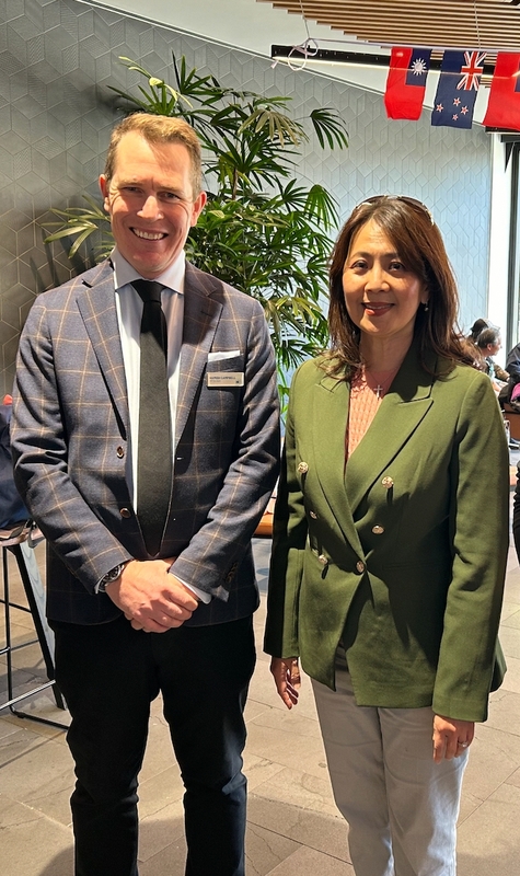 紐西蘭國會衛生委員會副主席Hamish Campbell與我駐紐西蘭代表歐江安合影。   圖：駐紐西蘭代表處/提供
