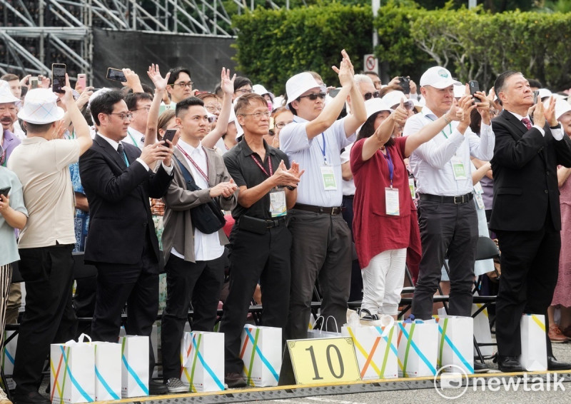 賴清德、蕭美琴今（20）日正式宣誓就職總統、副總統，不少民眾前來廣場祝賀。   圖：張良一攝