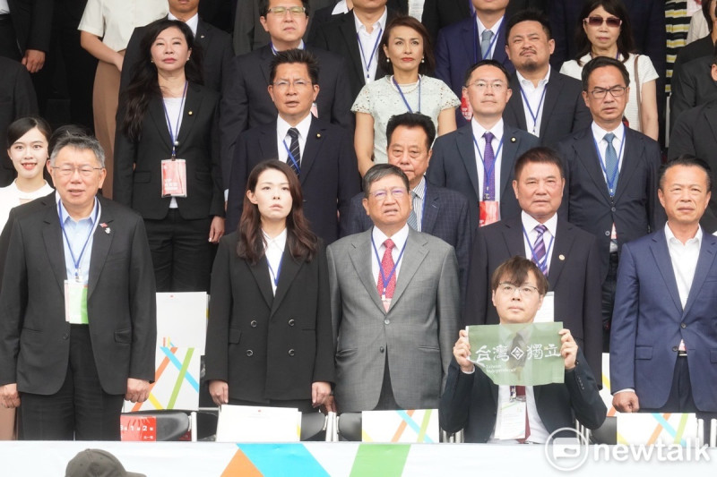 台灣基進黨主席王興煥出席賴清德就職總統典禮，拿出預備的台灣獨立自樣的旗子表達該黨政治立場。   圖 : 張良一/攝