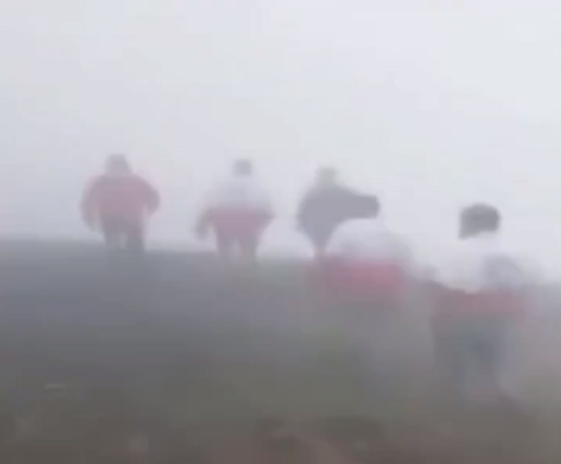事故發生地被迷霧覆蓋，疑似是救難人員的數人於大霧中緩慢前行。   圖：翻攝自清絲老師談治國理政 X（前推特）