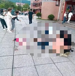 今日( 20 日)中午，江西省貴溪市一所小學闖入一名女子，手持水果刀隨機砍人，造成多名孩童死傷。   圖：翻攝自 @whyyoutouzhele X 帳號