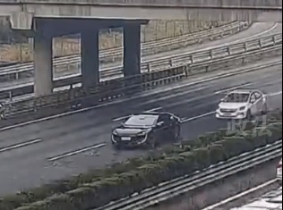 一位中國的電動車車主在行駛高速公路時，切換成自動駕駛模式，之後不小心睡著，該輛汽車便在高速公路上逐漸減速直至停止，造成許多用路人的不便。   圖：擷取自 @lvjin1993 X 分享影片