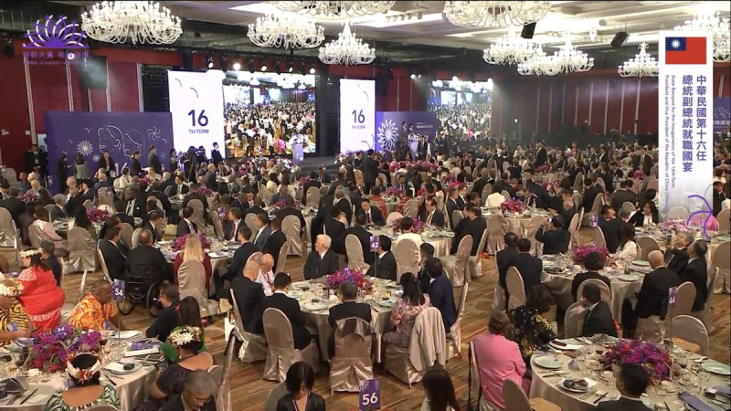 第16任總統賴清德、副總統蕭美琴就職國宴首度移師台南安平福爾摩沙遊艇酒店舉行，共有29個國家代表逾500外賓與會。   圖：取自總統就職國宴轉播畫面