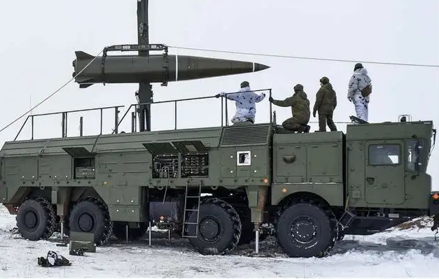  俄軍正在部署伊斯坎德爾導彈。 圖 : 翻攝自劍哥的思政課 